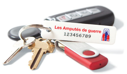 Un trousseau de clés avec une plaque porte-clés de l’Association des Amputés de guerre.