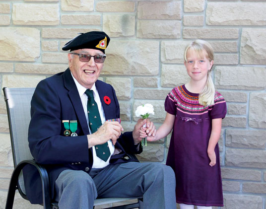 Charlie Jefferson, un vétéran amputé de la Seconde Guerre mondiale et Isla McCallum, une adhérente du Programme pour enfants amputés (LES VAINQUEURS).